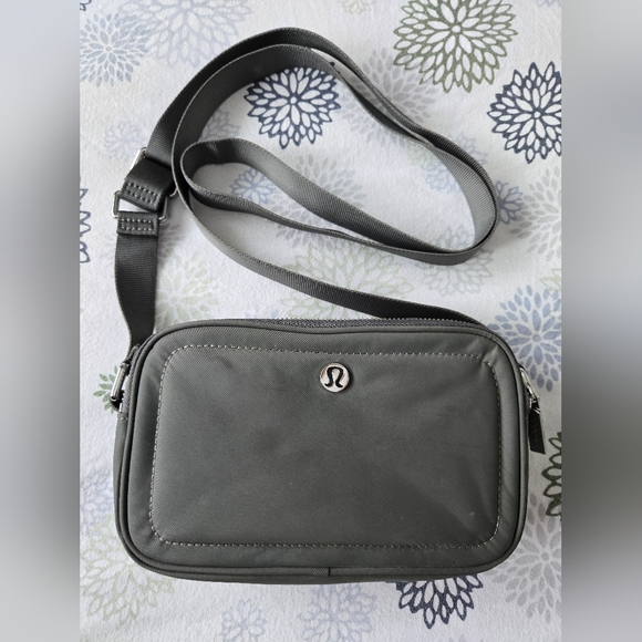 Lululemon Crossbody Camera Bag 2L Green Sage - Picture 10 of 10